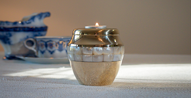 Tealight urn in mother of pearl